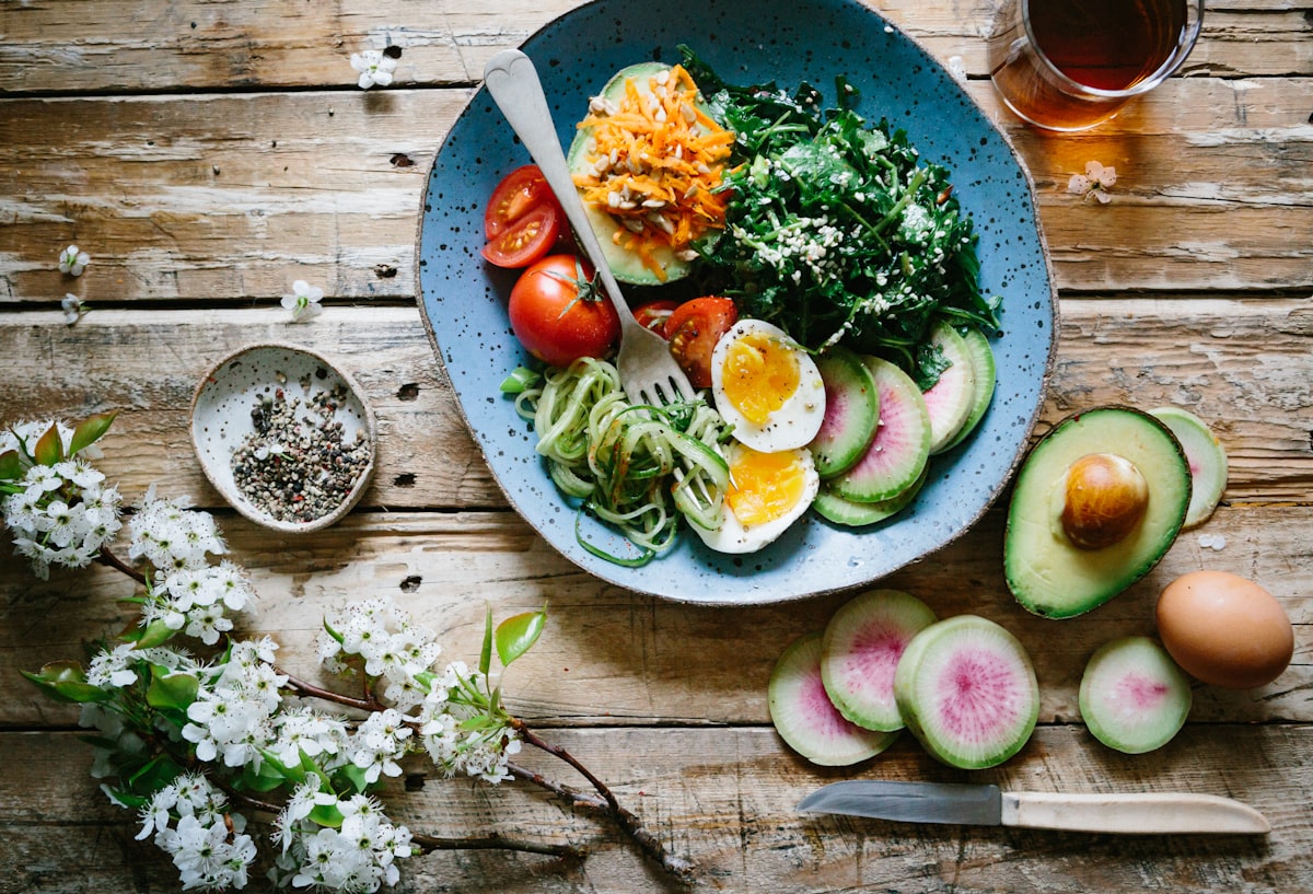 Frische, ausgewogene Mahlzeit mit Gemüse, Ei und Avocado